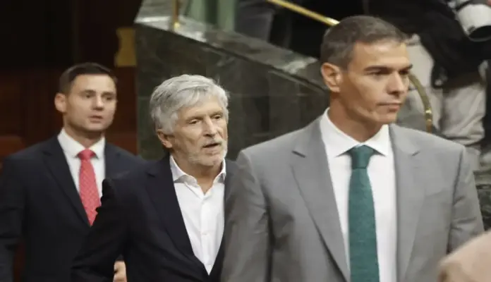 Sánchez , Marlaska FOTOGRAFÍA. MADRID (ESPAÑA), 03 DE SEPTIEMBRE DE 2026. El ministro de Interior, Fernando Grande-Marlaska (c), acompaña al presidente del Gobierno, Pedro Sánchez (d), al interior del Hemiciclo tras un receso en el Congreso de los Diputados, este jueves 3 de septiembre de 2026. Efe