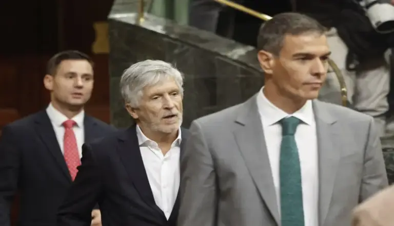 FOTOGRAFÍA. MADRID (ESPAÑA), 03 DE SEPTIEMBRE DE 2026. El ministro de Interior, Fernando Grande-Marlaska (c), acompaña al presidente del Gobierno, Pedro Sánchez (d), al interior del Hemiciclo tras un receso en el Congreso de los Diputados, este jueves 3 de septiembre de 2026. Efe