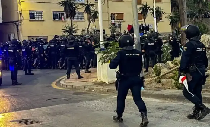 Playa de Benítez, Ceuta, FOTOGRAFÍA. CEUTA (ESPAÑA), 18 DE SEPTIEMBRE DE 2026.Traslado de inmigrantes ilegales marroquíes asentados en la playa de Benítez de la Ciudad Autónoma de Ceuta (España) este viernes, desde la invasión marroquí de esta parte del territorio nacional español de finales de julio de 2026. Efe