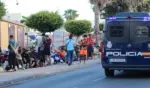 FOTOGRAFÍA. CEUTA (ESPAÑA), 21 DE SEPTIEMBRE DE 2026. En la imagen, varios inmigrantes marroquíes de la invasión de Ceuta este 21 de septiembre de 2026. Los invasores están así a tan sólo menos de 500 metros de la frontera con su país, en algunos casos aún menos. Efe