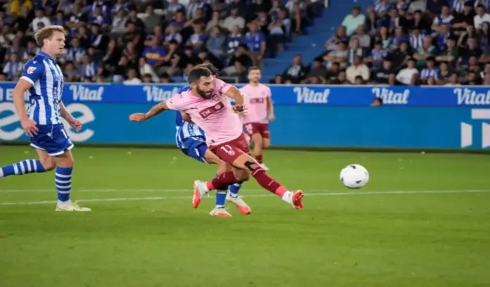 Alavés, Vitoria, Valencia FOTOGRAFÍA. VITORIA (ESPAÑA), 15 DE SEPTIEMBRE DE 2026. El delantero del Valencia Luis Rioja dispara a puerta para marcar su gol durante el partido de la sexta jornada de LaLiga entre el Deportivo Alavés y el Valencia CF, este martes en el estadio de Mendizorrotza en Vitoria-Gasteiz. Efe