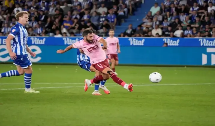 FOTOGRAFÍA. VITORIA (ESPAÑA), 15 DE SEPTIEMBRE DE 2026. El delantero del Valencia Luis Rioja dispara a puerta para marcar su gol durante el partido de la sexta jornada de LaLiga entre el Deportivo Alavés y el Valencia CF, este martes en el estadio de Mendizorrotza en Vitoria-Gasteiz. Efe