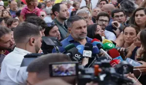 FOTOGRAFÍA. MADRID (ESPAÑA), 02 DE SEPTIEMBRE DE 2026. El líder de Patriots of Europe, presidente nacional de VOX y líder opositor español, Santiago Abascal Conde, ha participado este miércoles en la concentración en apoyo al pueblo de Ceuta, junto a una fuerte delegación de los dirigentes de VOX. Desde Plaza Cibeles, el mandatario de calle Bambú 12 de Madrid (sede nacional de VOX), ha reivindicado que "Ceuta es España", al tiempo que ha denunciado que los ceutíes "han sido abandonados y traicionados por el presidente del Gobierno", Pedro Sánchez Pérez-Castejón. Lasvocesdelpueblo (Ñ Pueblo)