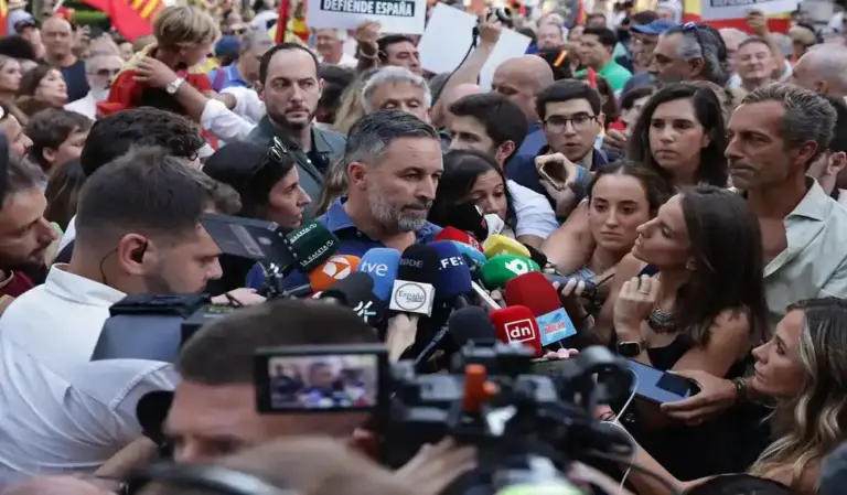 FOTOGRAFÍA. MADRID (ESPAÑA), 02 DE SEPTIEMBRE DE 2026. El líder de Patriots of Europe, presidente nacional de VOX y líder opositor español, Santiago Abascal Conde, ha participado este miércoles en la concentración en apoyo al pueblo de Ceuta, junto a una fuerte delegación de los dirigentes de VOX. Desde Plaza Cibeles, el mandatario de calle Bambú 12 de Madrid (sede nacional de VOX), ha reivindicado que "Ceuta es España", al tiempo que ha denunciado que los ceutíes "han sido abandonados y traicionados por el presidente del Gobierno", Pedro Sánchez Pérez-Castejón. Lasvocesdelpueblo (Ñ Pueblo)