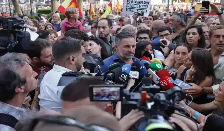 FOTOGRAFÍA. MADRID (ESPAÑA), 02 DE SEPTIEMBRE DE 2026. El líder de Patriots of Europe, presidente nacional de VOX y líder opositor español, Santiago Abascal Conde, ha participado este miércoles en la concentración en apoyo al pueblo de Ceuta, junto a una fuerte delegación de los dirigentes de VOX. Desde Plaza Cibeles, el mandatario de calle Bambú 12 de Madrid (sede nacional de VOX), ha reivindicado que "Ceuta es España", al tiempo que ha denunciado que los ceutíes "han sido abandonados y traicionados por el presidente del Gobierno", Pedro Sánchez Pérez-Castejón. Lasvocesdelpueblo (Ñ Pueblo)