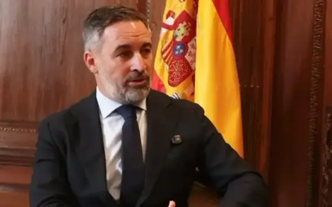 FOTOGRAFÍA. MADRID (ESPAÑA), 20 DE SEPTIEMBRE DE 2026. El presidente de Vox y líder de la coalición patriota europea Patriots for Europe, Santiago Abascal Conde, ha concedido este domingo una contundente entrevista al diario digital Voz Pópuli. Captura imagen de un corte del vídeo con crédito Voz Pópuli/Lasvocesdelpueblo (Ñ Pueblo)