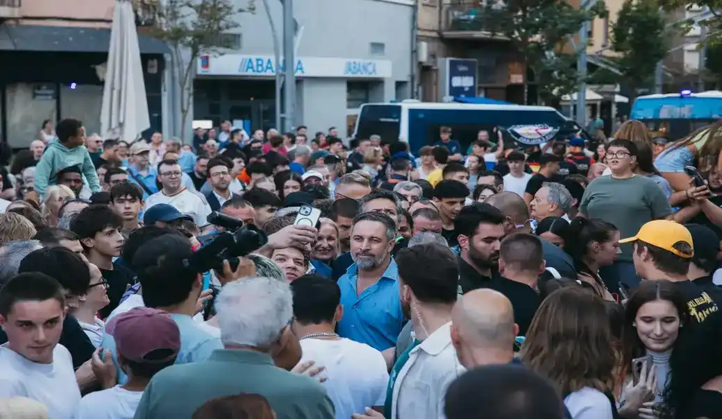 FOTOGRAFÍA. LÉRIDA (ESPAÑA), 17 DE SEPTIEMBRE DE 2026. El presidente de Vox y líder de la coalición europea Patriots for Europe, Santiago Abascal Conde, ha protagonizado esta tarde un golpe de autoridad político desde la Plaza Ricard Vinyes de Lérida, junto al presidente del grupo parlamentario en el Parlamento de Cataluña y secretario general de Vox, Ignacio Garriga Vaz de Conceiçao; el diputado por Lérida al Parlament de Catalunya y líder provincial de la formación, Rafael Villafranca Merce; a la portavoz del Grupo Municipal en el Ayuntamiento de Lérida, Gloria Rico Iribarne, entre otros dirigentes provinciales y regionales d ela formación verde patriota. Lasvocesdelpueblo (Ñ Pueblo)