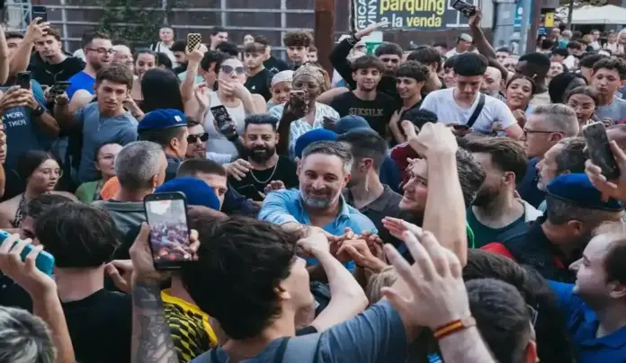 Abascal dinamita a Sánchez desde Lérida «Es el candidato marroquí y el enviado de Mohamed VI en España» (2) FOTOGRAFÍA. LÉRIDA (ESPAÑA), 17 DE SEPTIEMBRE DE 2026. El presidente de Vox y líder de la coalición europea Patriots for Europe, Santiago Abascal Conde, ha protagonizado esta tarde un golpe de autoridad político desde la Plaza Ricard Vinyes de Lérida, junto al presidente del grupo parlamentario en el Parlamento de Cataluña y secretario general de Vox, Ignacio Garriga Vaz de Conceiçao; el diputado por Lérida al Parlament de Catalunya y líder provincial de la formación, Rafael Villafranca Merce; a la portavoz del Grupo Municipal en el Ayuntamiento de Lérida, Gloria Rico Iribarne, entre otros dirigentes provinciales y regionales d ela formación verde patriota. Lasvocesdelpueblo (Ñ Pueblo)