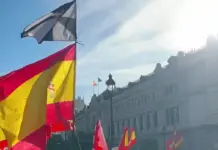 FOTOGRAFÍA. MADRID, 26 DE SEPTIEMBRE DE 2026. Una multitud de personas se manifiesta por las calles del centro de Madrid portando numerosas banderas de España durante la "II Marcha por la Dignidad en Defensa de España", convocada por la plataforma Sociedad Civil Española (SCE). La movilización, que avanza con el emblemático Edificio Metrópolis de fondo en la confluencia de la calle de Alcalá y la Gran Vía, cuenta con la participación en primera fila del líder de Vox y presidente del partido patriota europeo Patriots for Europe, Santiago Abascal Conde, acompañado por dirigentes nacionales y regionales de la formación, entre ellos la portavoz en la Asamblea de Madrid, Isabel Pérez Moñino-Aranda, rodeados de asistentes y medios de comunicación. Lasvocesdelpueblo (Ñ Pueblo)