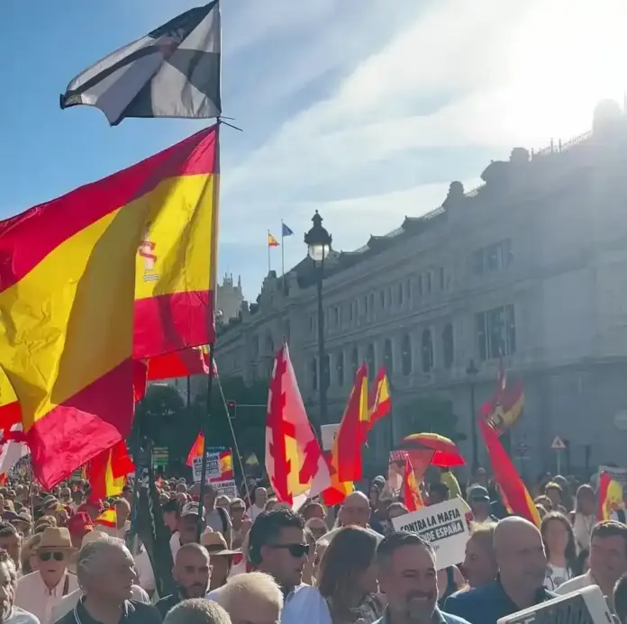 Abascal y la sociedad civil plantan cara en Madrid Ultimátum popular a un Ejecutivo acorralado por la traición (1) FOTOGRAFÍA. MADRID, 26 DE SEPTIEMBRE DE 2026. Una multitud de personas se manifiesta por las calles del centro de Madrid portando numerosas banderas de España durante la "II Marcha por la Dignidad en Defensa de España", convocada por la plataforma Sociedad Civil Española (SCE). La movilización, que avanza con el emblemático Edificio Metrópolis de fondo en la confluencia de la calle de Alcalá y la Gran Vía, cuenta con la participación en primera fila del líder de Vox y presidente del partido patriota europeo Patriots for Europe, Santiago Abascal Conde, acompañado por dirigentes nacionales y regionales de la formación, entre ellos la portavoz en la Asamblea de Madrid, Isabel Pérez Moñino-Aranda, rodeados de asistentes y medios de comunicación. Lasvocesdelpueblo (Ñ Pueblo)