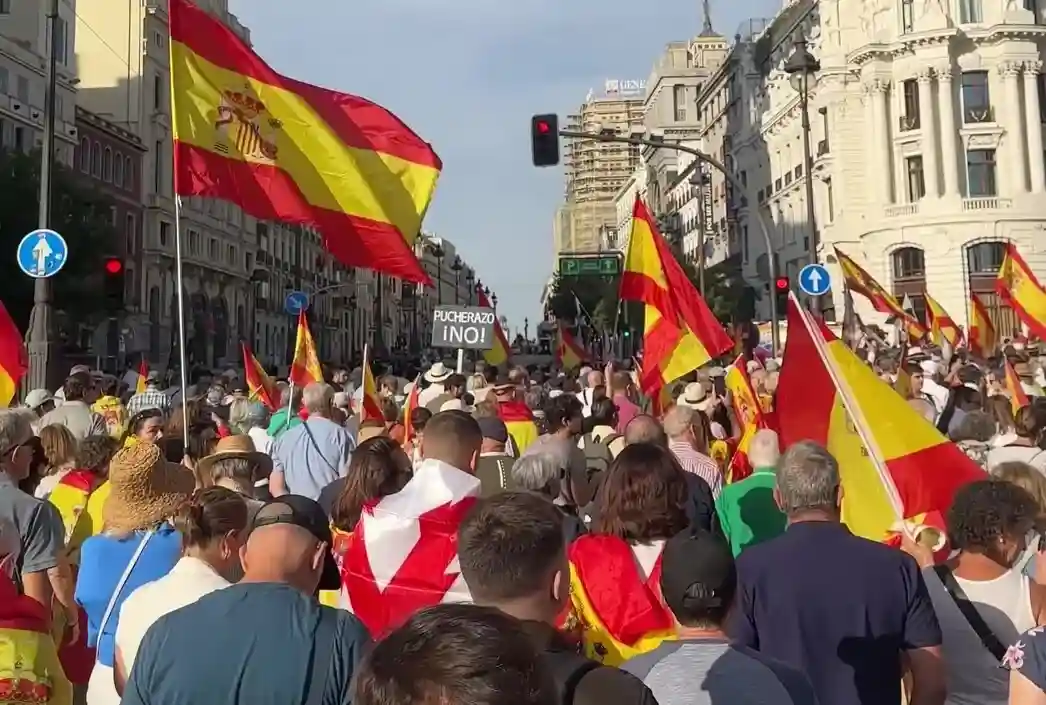 FOTOGRAFÍA. MADRID, 26 DE SEPTIEMBRE DE 2026. Una multitud de personas se manifiesta por las calles del centro de Madrid portando numerosas banderas de España durante la "II Marcha por la Dignidad en Defensa de España", convocada por la plataforma Sociedad Civil Española (SCE). La movilización, que avanza con el emblemático Edificio Metrópolis de fondo en la confluencia de la calle de Alcalá y la Gran Vía, cuenta con la participación en primera fila del líder de Vox y presidente del partido patriota europeo Patriots for Europe, Santiago Abascal Conde, acompañado por dirigentes nacionales y regionales de la formación, entre ellos la portavoz en la Asamblea de Madrid, Isabel Pérez Moñino-Aranda, rodeados de asistentes y medios de comunicación. Lasvocesdelpueblo (Ñ Pueblo)