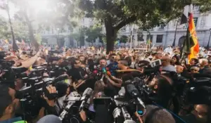 FOTOGRAFÍA. MADRID, 26 DE SEPTIEMBRE DE 2026. El líder de Vox, Santiago Abascal Conde, aparece en el centro de la imagen rodeado por una densa multitud de periodistas, cámaras de televisión y asistentes a la manifestación. Abascal, que viste una camisa azul claro y se encuentra situado frente a una nube de micrófonos de diversos medios de comunicación que se agolpan ante él para captar sus declaraciones, atiende a los medios de comunicación antes del inicio de la "II MARCHA POR LA DIGNIDAD EN DEFENSA DE ESPAÑA", una movilización civil sin precedentes convocada por la plataforma Sociedad Civil Española (SCE). Lasvocesdelpueblo (Ñ Pueblo)