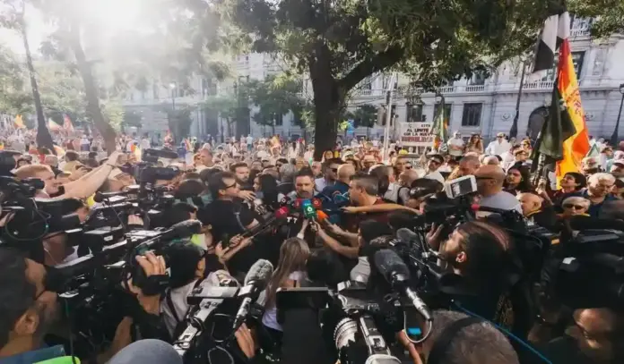 Abascal y la sociedad civil plantan cara en Madrid Ultimátum popular a un Ejecutivo acorralado por la traición (3) FOTOGRAFÍA. MADRID, 26 DE SEPTIEMBRE DE 2026. El líder de Vox, Santiago Abascal Conde, aparece en el centro de la imagen rodeado por una densa multitud de periodistas, cámaras de televisión y asistentes a la manifestación. Abascal, que viste una camisa azul claro y se encuentra situado frente a una nube de micrófonos de diversos medios de comunicación que se agolpan ante él para captar sus declaraciones, atiende a los medios de comunicación antes del inicio de la "II MARCHA POR LA DIGNIDAD EN DEFENSA DE ESPAÑA", una movilización civil sin precedentes convocada por la plataforma Sociedad Civil Española (SCE). Lasvocesdelpueblo (Ñ Pueblo)