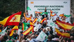 FOTOGRAFÍA. PLAZA DE LA MARINA DEL DISTRITO DE SANTS (BARCELONA) CATALUÑA (ESPAÑA), 18 DE SEPTIEMBRE DE 2026. El líder de Vox Santiago Abascal Conde cierra su gira en Cataluña con un histórico y multitudinario acto público en plaza de la Marina del distrito Sants de la ciudad de Barcelona, más de 2000 personas, confirmaron fuentes de la organización. Estuvieron presentes el secretario general Ignacio Garriga Vaz de Conceiçao, el presidente de Vox Barcelona Joan Garriga Doménech, el líder local de Vox Gonzalo de Oro-Pulido Plaza, los diputados nacionales por Barcelona Juan José Aizcorbe Torra y Carina Mejías, los representantes institucionales en Cataluña, entre otros. Lasvocesdelpueblo (Ñ Pueblo)