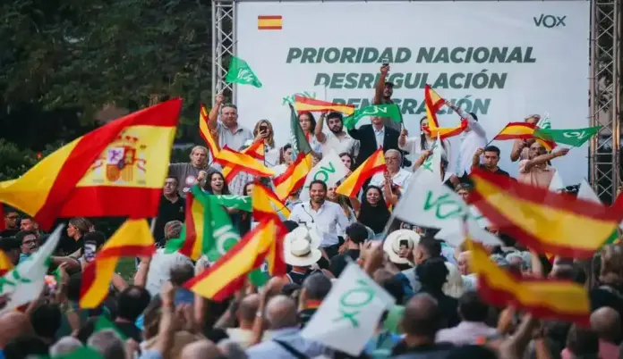 Acto de Vox en plaza de la Marina de Sants (Barcelona) con Abascal y Garriga bajo lema 'Prioridad Nacional. Desregularización. Remigración' (2) FOTOGRAFÍA. PLAZA DE LA MARINA DEL DISTRITO DE SANTS (BARCELONA) CATALUÑA (ESPAÑA), 18 DE SEPTIEMBRE DE 2026. El líder de Vox Santiago Abascal Conde cierra su gira en Cataluña con un histórico y multitudinario acto público en plaza de la Marina del distrito Sants de la ciudad de Barcelona, más de 2000 personas, confirmaron fuentes de la organización. Estuvieron presentes el secretario general Ignacio Garriga Vaz de Conceiçao, el presidente de Vox Barcelona Joan Garriga Doménech, el líder local de Vox Gonzalo de Oro-Pulido Plaza, los diputados nacionales por Barcelona Juan José Aizcorbe Torra y Carina Mejías, los representantes institucionales en Cataluña, entre otros. Lasvocesdelpueblo (Ñ Pueblo)