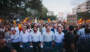 FOTOGRAFÍA. PLAZA DE LA MARINA DEL DISTRITO DE SANTS (BARCELONA) CATALUÑA (ESPAÑA), 18 DE SEPTIEMBRE DE 2026. El líder de Vox Santiago Abascal Conde cierra su gira en Cataluña con un histórico y multitudinario acto público en plaza de la Marina del distrito Sants de la ciudad de Barcelona, más de 2000 personas, confirmaron fuentes de la organización. Estuvieron presentes el secretario general Ignacio Garriga Vaz de Conceiçao, el presidente de Vox Barcelona Joan Garriga Doménech, el líder local de Vox Gonzalo de Oro-Pulido Plaza, los diputados nacionales por Barcelona Juan José Aizcorbe Torra y Carina Mejías, los representantes institucionales en Cataluña, entre otros. Lasvocesdelpueblo (Ñ Pueblo)