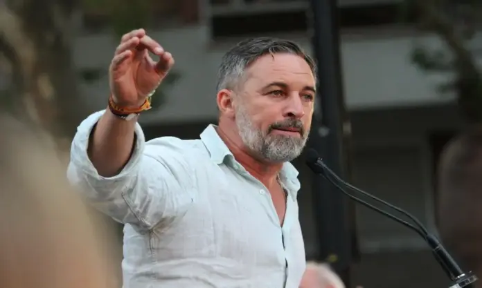Acto de Vox en plaza de la Marina de sants, Abascal consolida la fuerza imparable de Vox en Cataluña y proclama la rebelión del sentido común en Barcelona FOTOGRAFÍA. PLAZA DE LA MARINA DEL DISTRITO DE SANTS (BARCELONA) CATALUÑA (ESPAÑA), 18 DE SEPTIEMBRE DE 2026. La masiva afluencia de familias, jóvenes y trabajadores no solo consolidó el éxito del cierre de la gira catalana del líder nacional de Vox y presidente de la coalición patriota europea Patriots for Europe, Santiago Abascal Conde, sino que envió un mensaje rotundo a las terminales del separatismo y de la izquierda: el patriotismo no retrocede un solo milímetro. Lasvocesdelpueblo (Ñ Pueblo)