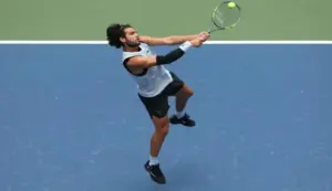 FOTOGRAFÍA. NUEVA YORK (ESTADOS UNIDOS DE AMÉRICA), 06 DE SEPTIEMBRE DE 2026. Carlos Alcaraz Garfia, de España, en acción contra Tommy Paul, de Estados Unidos, durante los octavos de final del Abierto de Estados Unidos de América (EEUu), que se juega en el USTA Billie Jean King National Tennis Center, situado en el parque Flushing Meadows-Corona Park, en el distrito de Queens, Nueva York. Efe
