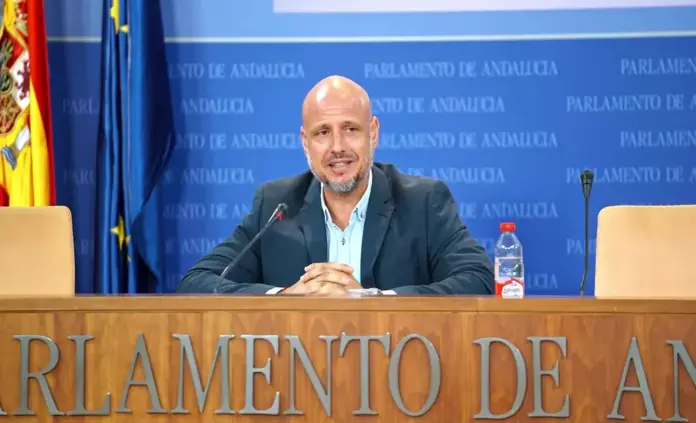 Alonso exige desalojar a Sánchez del Gobierno y juzgarlo por traición FOTOGRAFÍA. SEVILLA (ANDALUCÍA) ESPAÑA, 09 DE SEPTIEMBRE DE 2026. El portavoz adjunto del Grupo Parlamentario de VOX en el Parlamento de Andalucía, Rodrigo Alonso Fernández, ofrece una rueda de prensa en sede parlamentaria andaluza. Lasvocesdelpueblo (Ñ Pueblo)