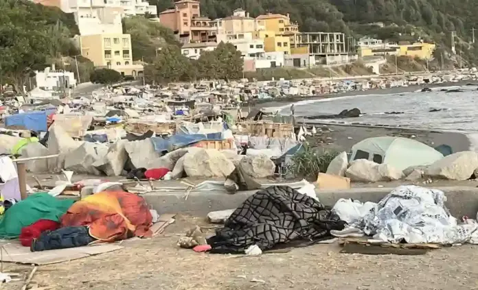 Amenaza real de la inmigración ilegal Expulsado en Ceuta un yihadista marroquí FOTOGRAFÍA. CEUTA (ESPAÑA), 19 DE SEPTIEMBRE DE 2026. Vista este sábado, 19 de septiembre de 2026, de la playa del Trampolín de Ceuta ocupada por los invasores marroquíes en su mayoría tras casi dos meses de la invasión marroquí de Ceuta del pasado 30 de julio de 2026. EFE