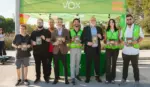 FOTOGRAFÍA. SANTA COLOMA DE GRAMANET, 27 DE SEPTIEMBRE DE 2026. El presidente del Grupo Municipal de Vox en el Área Metropolitana de Barcelona (AMB), Gonzalo de Oro-Pulido Plaza (3i); el concejal de Vox en el Ayuntamiento de Santa Coloma de Gramenet, Aitor Navarro (c); y el diputado de Vox por Barcelona al Parlamento de Cataluña, Andrés Bello Sanz (3d), registrados durante una carpa informativa de esta formación patriota. Lasvocesdelpueblo (Ñ Pueblo)