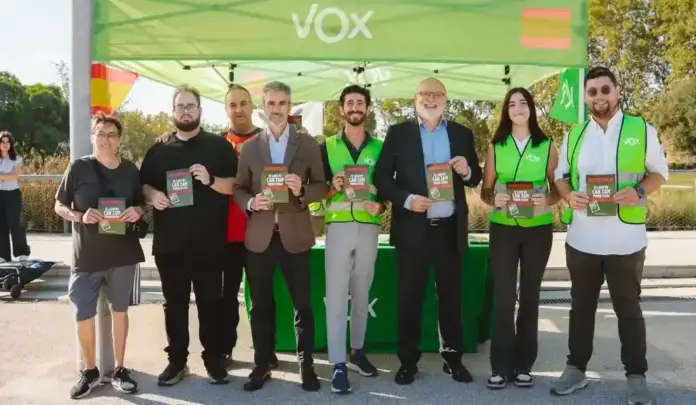 Andrés Bello exige responsabilidades al PSC por el foco de legionela en Can Zam FOTOGRAFÍA. SANTA COLOMA DE GRAMANET, 27 DE SEPTIEMBRE DE 2026. El presidente del Grupo Municipal de Vox en el Área Metropolitana de Barcelona (AMB), Gonzalo de Oro-Pulido Plaza (3i); el concejal de Vox en el Ayuntamiento de Santa Coloma de Gramenet, Aitor Navarro (c); y el diputado de Vox por Barcelona al Parlamento de Cataluña, Andrés Bello Sanz (3d), registrados durante una carpa informativa de esta formación patriota. Lasvocesdelpueblo (Ñ Pueblo)