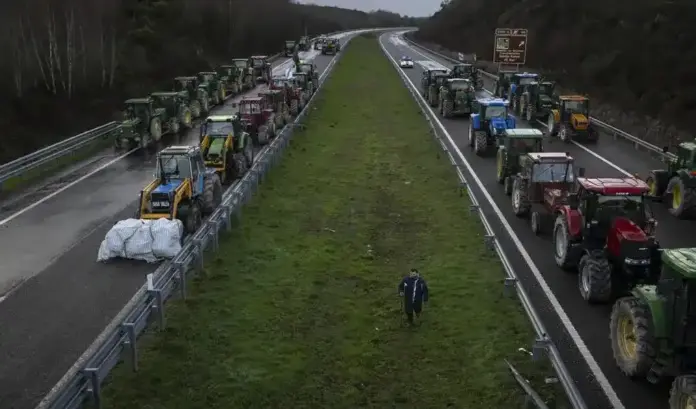 Asaja, COAG y UPA preparan protestas estatales por el alza de costes FOTOGRAFÍA. GINZO DE LIMIA, 29 DE ENERO DE 2026. Un vista general de una imagen de protesta de los ganaderos muestra una de las masivas tractoradas que bloquearon la autovía A-52, concretamente en las inmediaciones del municipio de Ginzo de Limia (provincia de Orense, Galicia), durante las históricas jornadas de huelga y protestas del sector agrario y ganadero. EFE