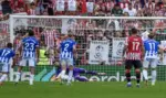FOTOGRAFÍA. BILBAO (ESPAÑA), 19 DE SEPTIEMBRE DE 2026. El guardameta del Alavés, Antonio Sivera (c), detiene un penalti durante el partido de LaLiga entre Athletic Club y Deportivo Alavés, este sábado en el estadio de San Mamés, en Bilbao. Efe