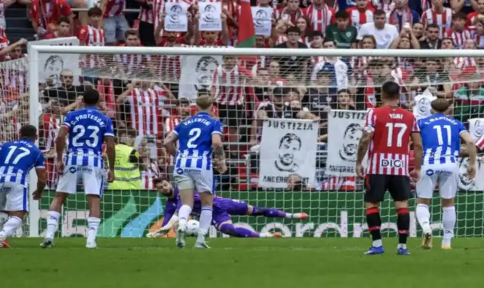 Athletic y Alavés firman tablas en un insípido derbi de necesidades FOTOGRAFÍA. BILBAO (ESPAÑA), 19 DE SEPTIEMBRE DE 2026. El guardameta del Alavés, Antonio Sivera (c), detiene un penalti durante el partido de LaLiga entre Athletic Club y Deportivo Alavés, este sábado en el estadio de San Mamés, en Bilbao. Efe