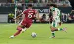 FOTOGRAFÍA. SEVILLA (ESPAÑA), 04 DE SEPTIEMBRE DE 2026. El defensa del Betis Héctor Bellerín (d) lucha con Kylian Mbappé, del Real Madrid, durante el partido de la cuarta jornada de LaLiga que Real Betis y Real Madrid disputan este viernes en el estadio de La Cartuja, en Sevilla, Comunidad Autónoma de Andalucía, España. Efe