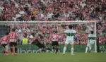 FOTOGRAFÍA. BILBAO (LAS VASCONGADAS) ESPAÑA, 12 DE SEPTIEMBRE DE 2026. El centrocampista del Elche, Facundo Buonanotte (d), anota el 0-1 durante el encuentro correspondiente a LaLiga EA Sports entre el Athletic Club y el Elche en el estadio de San Mamés de Bilbao, este sábado. Efe