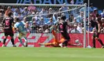 FOTOGRAFÍA. VIGO (ESPAÑA), 13 DE SEPTIEMBRE DE 2026. El delantero del Celta de Vigo, Ferran Jutglà (2i) marca su tanto ante el Málaga CF durante el partido de la quinta jornada de LaLiga que disputan ambos equipo este domingo, en el estadio de Balaídos. Efe