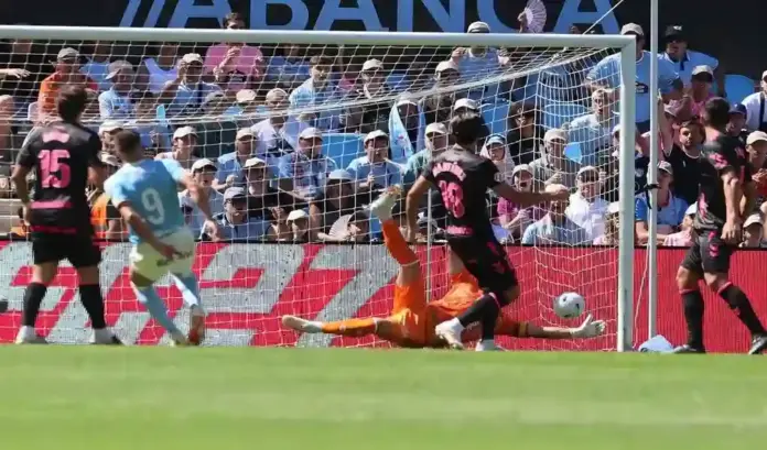 FOTOGRAFÍA. VIGO (ESPAÑA), 13 DE SEPTIEMBRE DE 2026. El delantero del Celta de Vigo, Ferran Jutglà (2i) marca su tanto ante el Málaga CF durante el partido de la quinta jornada de LaLiga que disputan ambos equipo este domingo, en el estadio de Balaídos. Efe