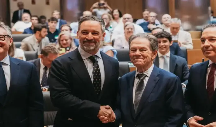 Ceuta Abascal Las familias ceutíes sufren a diario la traición e invasión (1) FOTOGRAFÍA. MADRID (ESPAÑA), 11 DE SEPTIEMBRE DE 2026. El presidente de Vox, Santiago Abascal Conde (i); se reúne con Arthur Laffer (d); un profesor de Economía y economista estadounidense que sirvió como asesor del consejo de política económica del gobierno del presidente de la 40ª Administración de los Estados Unidos de América (EE. UU.) Ronald Wilson Reagan; al inicio de las Jornadas de Desregulación, organizadas por el Grupo Vox, celebradas este viernes en el Congreso de los Diputados. Lasvocesdelpueblo (Ñ Pueblo)