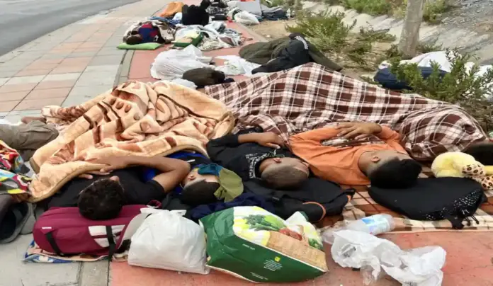 Ceuta asiste a 293 inmigrantes en un día 191 en atención primaria y 102 en especializada, invasión Ceuta, Ceuta, inmigrantes marroquíes FOTOGRAFÍA. EMBOLSAMIENTO DE LOMA COLMENAR (CIUDAD AUTÓNOMA DE CEUTA) ESPAÑA, 05 DE SEPTIEMBRE DE 2026. Varios invasores inmigrantes ilegales marroquíes duermen en las inmediaciones de la explanada de embolsamiento de Loma Colmenar, Ciudad Autónoma española de Ceuta, tras más de un mes de la invasión marroquí de Ceuta, a la espera de su traslado en hoteles de tres estrellas en la península como ha estado haciendo el Gobierno migracionista y globalista de Pedro Sánchez Pérez-Castejón, dentro de su política migratoria y de sus socios gubernamentales para intentar reemplazar lo más rápidamente posible a los españoles por extranjeros después de comprobar que en casi 8 años de poder la mayoría de españoles sigue apoyando a opciones políticas masivamente como VOX, pudiendo sumar amplia mayoría absoluta en una elecciones generales con el Partido Popular (PP). Efe