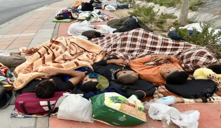 FOTOGRAFÍA. EMBOLSAMIENTO DE LOMA COLMENAR (CIUDAD AUTÓNOMA DE CEUTA) ESPAÑA, 05 DE SEPTIEMBRE DE 2026. Varios invasores inmigrantes ilegales marroquíes duermen en las inmediaciones de la explanada de embolsamiento de Loma Colmenar, Ciudad Autónoma española de Ceuta, tras más de un mes de la invasión marroquí de Ceuta, a la espera de su traslado en hoteles de tres estrellas en la península como ha estado haciendo el Gobierno migracionista y globalista de Pedro Sánchez Pérez-Castejón, dentro de su política migratoria y de sus socios gubernamentales para intentar reemplazar lo más rápidamente posible a los españoles por extranjeros después de comprobar que en casi 8 años de poder la mayoría de españoles sigue apoyando a opciones políticas masivamente como VOX, pudiendo sumar amplia mayoría absoluta en una elecciones generales con el Partido Popular (PP). Efe