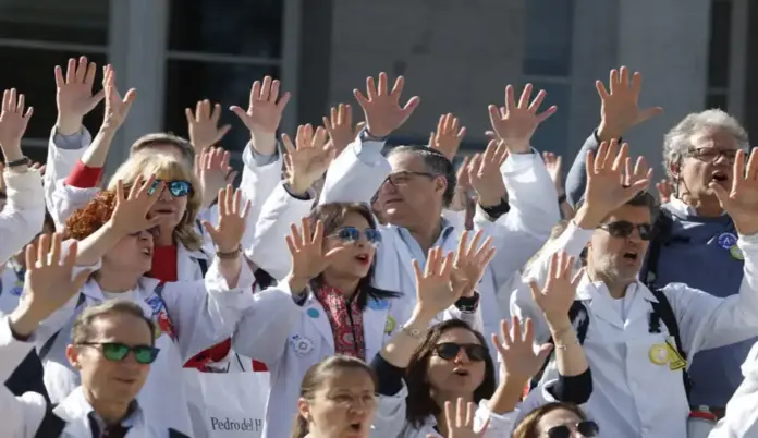 Claves del rechazado Proyecto de Ley de Estatuto Marco médico del Gobierno de Pedro Sánchez FOTOGRAFÍA. MADRID (ESPAÑA), FECHA RELACIONADA CON EL CONTENIDO: 01 DE SEPTIEMBRE DE 2026. Claves del rechazado Proyecto de Ley de Estatuto Marco médico del Gobierno de Pedro Sánchez Pérez-Castejón aprobado este martes 1 de septiembre de 2026 en el Consejo de Ministros. Concentración de médicos a las puertas del Hospital San Carlos de Madrid contra el Proyecto de Ley de Estatuto Marco médico del Gobierno en coalición del PSOE y SUMAR. Efe
