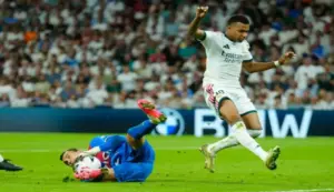 FOTOGRAFÍA. MADRID (ESPAÑA), 12 DE SEPTIEMBRE DE 2026. El delantero francés del Real Madrid Kylian Mbappé (d) intenta superar a Emil Audero, guardameta del Rayo, en el encuentro correspondiente a la jornada 5 de LaLiga entre Real Madrid y Rayo Vallecano, en el estadio Santiago Bernabéu, en Madrid. Efe