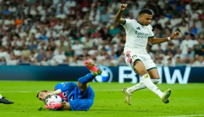 FOTOGRAFÍA. MADRID (ESPAÑA), 12 DE SEPTIEMBRE DE 2026. El delantero francés del Real Madrid Kylian Mbappé (d) intenta superar a Emil Audero, guardameta del Rayo, en el encuentro correspondiente a la jornada 5 de LaLiga entre Real Madrid y Rayo Vallecano, en el estadio Santiago Bernabéu, en Madrid. Efe