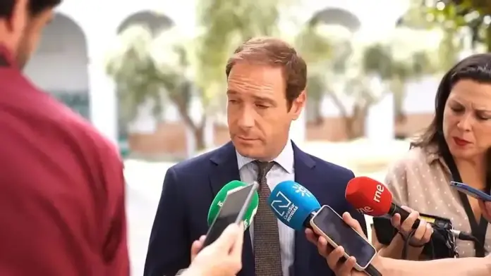 Cortés sobre 2-S Ceuta España clamó contra Pedro Sánchez y traición de todo un gobierno FOTOGRAFÍA. SEVILLA (ESPAÑA), 03 DE SEPTIEMBRE DE 2026. El portavoz del Grupo Parlamentario de VOX en el Parlamento de Andalucía, Javier Cortés Lucena, atiende a los medios de comunicación en Sevilla, Comunidad Autónoma de Andalucía, España. Lasvocesdelpueblo (Ñ Pueblo)