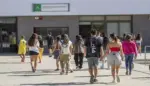 FOTOGRAFÍA. JEREZ DE LA FRONTERA (CÁDIZ), 29 DE SEPTIEMBRE DE 2023. Los alumnos del Instituto de Educación Secundaria (IES) Elena García Armada de Jerez han recuperado hoy viernes parcialmente la normalidad con el retorno a las clases después de que ayer un estudiante de 14 años hiriera con dos cuchillos a tres profesores y a dos alumnos de su instituto. El alumnado ha entrado más tarde de lo habitual y han sido recibidos por el profesorado, tutores y especialistas en atención emocional. Efe