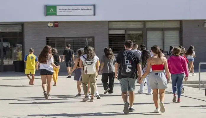 Debacle de España en PISA mínimo histórico en lectura, matemáticas y ciencias, alumnos del Instituto de Educación Secundaria (IES) Elena García Armada de Jerez FOTOGRAFÍA. JEREZ DE LA FRONTERA (CÁDIZ), 29 DE SEPTIEMBRE DE 2023. Los alumnos del Instituto de Educación Secundaria (IES) Elena García Armada de Jerez han recuperado hoy viernes parcialmente la normalidad con el retorno a las clases después de que ayer un estudiante de 14 años hiriera con dos cuchillos a tres profesores y a dos alumnos de su instituto. El alumnado ha entrado más tarde de lo habitual y han sido recibidos por el profesorado, tutores y especialistas en atención emocional. Efe