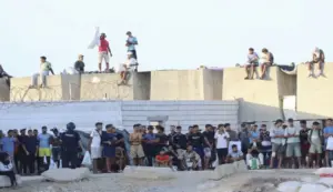 FOTOGRAFÍA. CEUTA (ESPAÑA), 05 DE SEPTIEMBRE DE 2026. Detalle de una imagen que muestra a varios inmigrantes ilegales de la invasión de Ceuta acampados este sábado, 5 de septiembre de 2026, en la playa de El Trampolín, en la Ciudad Autónoma española de Ceuta. Efe
