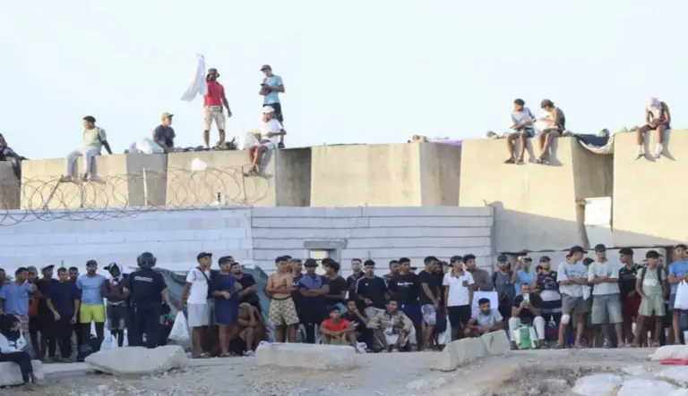 FOTOGRAFÍA. CEUTA (ESPAÑA), 05 DE SEPTIEMBRE DE 2026. Detalle de una imagen que muestra a varios inmigrantes ilegales de la invasión de Ceuta acampados este sábado, 5 de septiembre de 2026, en la playa de El Trampolín, en la Ciudad Autónoma española de Ceuta. Efe