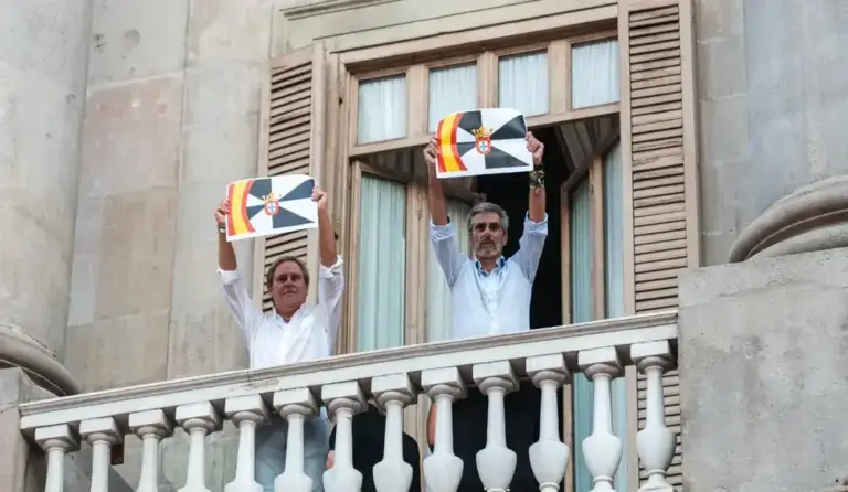 FOTOGRAFÍA. BARCELONA (CATALUÑA) ESPAÑA 02 DE SEPTIEMBRE DE 2026. El presidente del Comité Ejecutivo Provincial (CEP) en Barcelona y portavoz del Grupo Parlamentario en el Parlamento de Cataluña, Joan Garriga Doménech (i); y el presidente del Grupo Municipal de VOX en el Ayuntamiento de Barcelona y líder local en la ciudad de Barcelona, Gonzalo de Oro-Pulido Plaza (i); han liderado está noche la manifestación de apoyo de los barceloneses a sus compatriotas ceutíes frente a la invasión marroquí de Ceuta; una clara guerra híbrida de Marruecos contra España con más de 80.000 inmigrantes ilegales desde el pasado miércoles 29 de julio de 2026 hasta la fecha de hoy, jueves 3 de septiembre de 2026. Lasvocesdelpueblo (Ñ Pueblo)