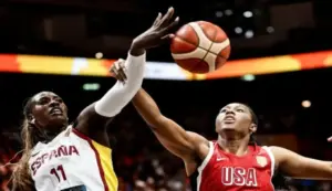 FOTOGRAFÍA. BERLÍN (ALEMANIA), 12 DE SEPTIEMBRE DE 2026. La jugadora de España Awa Fam (I) bloquea a la estadounidense Aliyah Boston durante la semifinal del mundial de baloncesto de Berlín. Efe