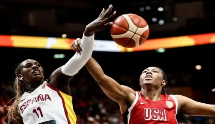 EE. UU. frena el sueño de España (66-76) y se planta en la final ante Francia FOTOGRAFÍA. BERLÍN (ALEMANIA), 12 DE SEPTIEMBRE DE 2026. La jugadora de España Awa Fam (I) bloquea a la estadounidense Aliyah Boston durante la semifinal del mundial de baloncesto de Berlín. Efe