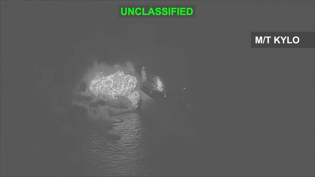 FOTOGRAFÍA. ISLA DE KHARG (IRÁN)/GOLFO DE OMÁN (AGUAS INTERNACIONALES) ORIENTE MEDIO, 05 DE SEPTIEMBRE DE 2026. Un portaaviones y un destructor de misiles guiados estadounidenses lograron evadir con éxito múltiples ataques islamistas del régimen terrorista ayatolá de Irán, "no provocados". "Ningún miembro del personal estadounidense resultó herido". Tras los fallidos ataques islamistas de Irán, el Comando Central (CENTCOM) de Estados Unidos de América (EEUU) inutilizó permanentemente los buques petroleros del régimen terrorista islamista M/T Downy y M/T Stark 1, ambos frente a la costa de la isla de Kharg y cerca de Jask; además, las fuerzas estadounidenses destruyeron por completo el buque petrolero vacío M/T Kylo "Noxen" en el Golfo de Omán, después de que se ordenara a la tripulación abandonar el barco. Lasvocesdlepueblo (Ñ Pueblo)