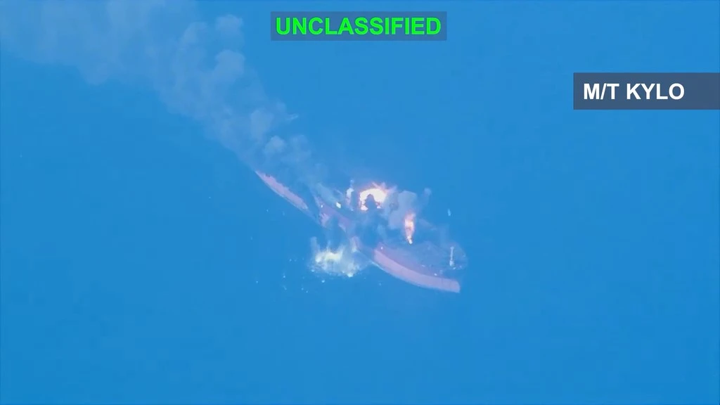 FOTOGRAFÍA. ISLA DE KHARG (IRÁN)/GOLFO DE OMÁN (AGUAS INTERNACIONALES) ORIENTE MEDIO, 05 DE SEPTIEMBRE DE 2026. Un portaaviones y un destructor de misiles guiados estadounidenses lograron evadir con éxito múltiples ataques islamistas del régimen terrorista ayatolá de Irán, "no provocados". "Ningún miembro del personal estadounidense resultó herido". Tras los fallidos ataques islamistas de Irán, el Comando Central (CENTCOM) de Estados Unidos de América (EEUU) inutilizó permanentemente los buques petroleros del régimen terrorista islamista M/T Downy y M/T Stark 1, ambos frente a la costa de la isla de Kharg y cerca de Jask; además, las fuerzas estadounidenses destruyeron por completo el buque petrolero vacío M/T Kylo "Noxen" en el Golfo de Omán, después de que se ordenara a la tripulación abandonar el barco. Lasvocesdlepueblo (Ñ Pueblo)
