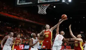 FOTOGRAFÍA. BERLÍN (ALEMANIA), 04 DE SEPTIEMBRE DE 2026. La jugadora de Estados Unidos de américa (EEUU) Angel Reese (c-d), en acción contra la de China Xu Han (c-i), durante la primera jornada del Mundial femenino que se disputa en Berlín (Alemania). Efe
